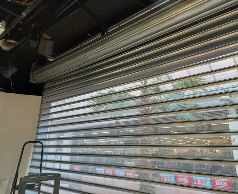 Rideau métallique en galerie marchande — intervention Chris Artisan