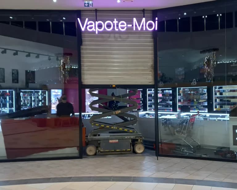 Dépannage rideau métallique avec nacelle — devanture commerciale, Chris Artisan Bordeaux