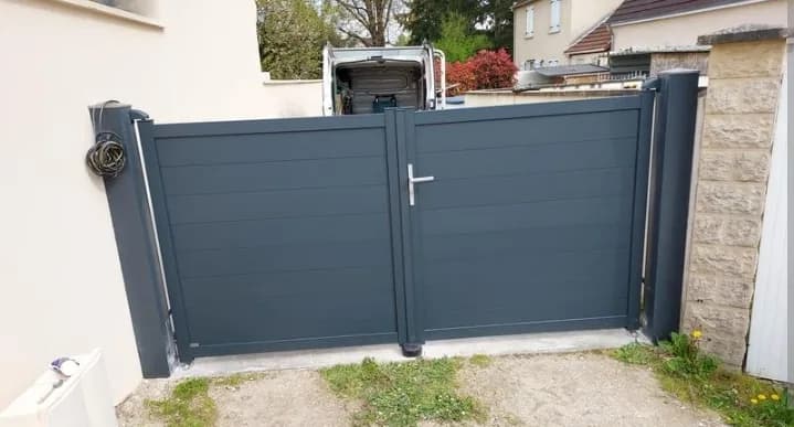 Portail battant gris anthracite — exemple de pose extérieure à Bordeaux